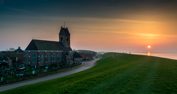 Kom fietsen langs kerken in het Noord-Friese kustlandschap